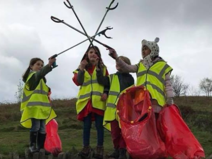 Picture of children litterpicking