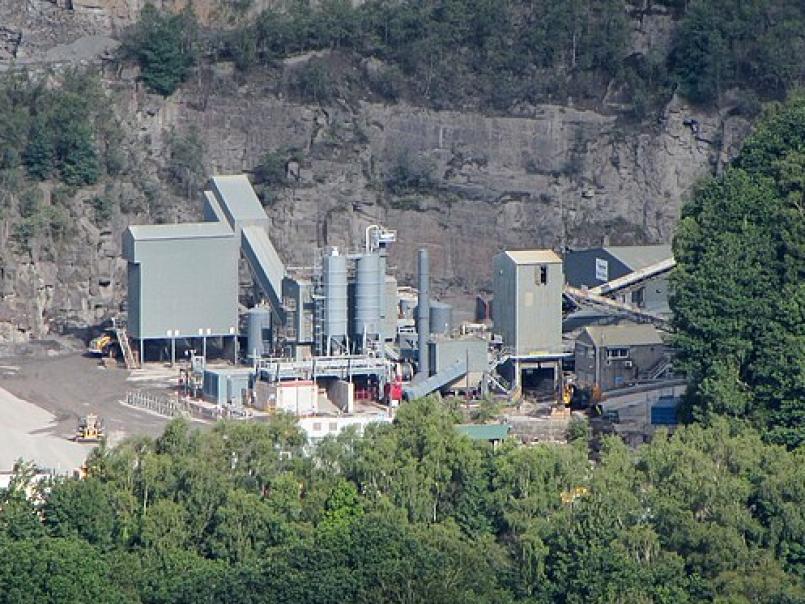 Craig-yr-Hesg Quarry from Cefn Eglywsilan by Gareth James, CC BY-SA 2.0 via Wikimedia Commons
