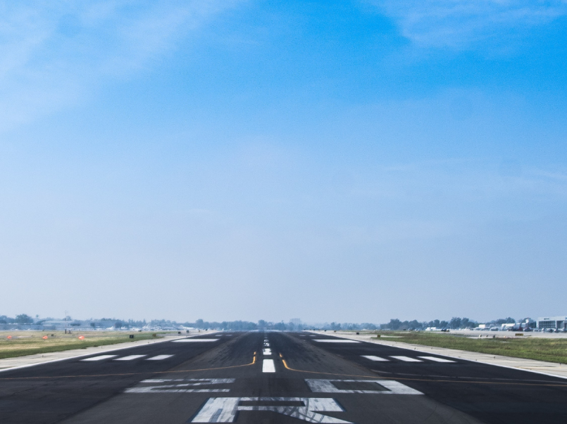 Image of a runway/ Delwedd o redfa